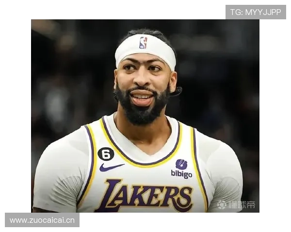 安东尼·戴维斯赛场像怪兽，生活照精致成家居博主，刷着刷着我分不清这是篮球还是家居秀