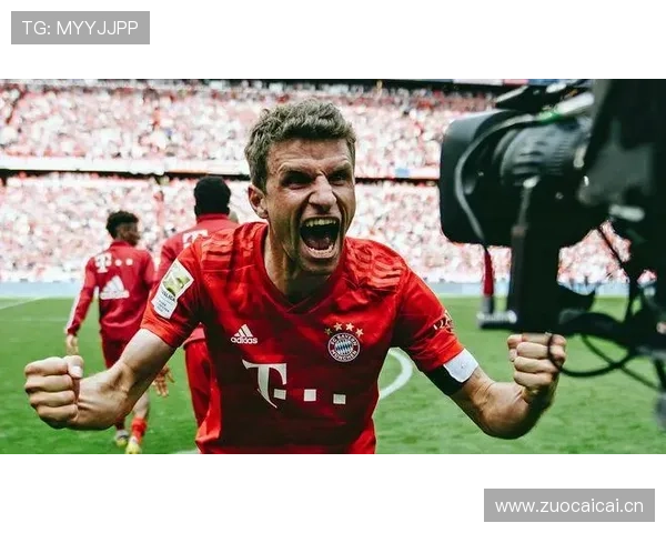 莱万凌晨四点喝蛋白粉的样子，像极了我熬夜吃宵夜